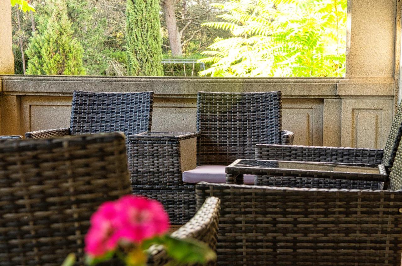 Hotel Restaurant Le Colombier Remoulins Buitenkant foto