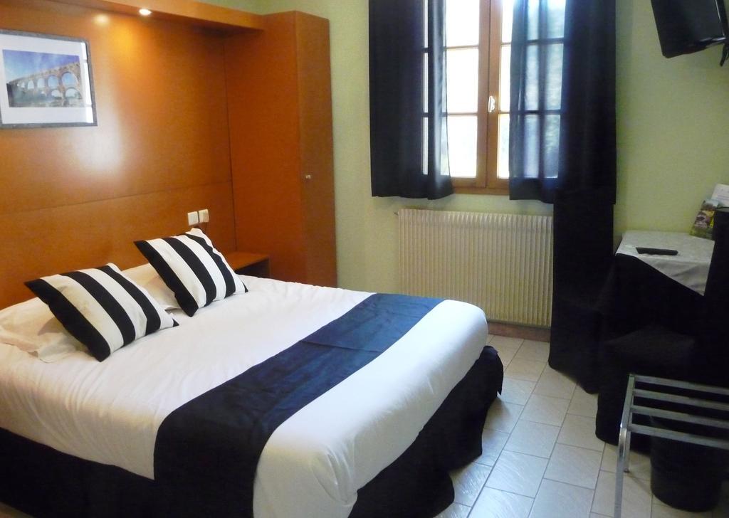 Hotel Restaurant Le Colombier Remoulins Kamer foto
