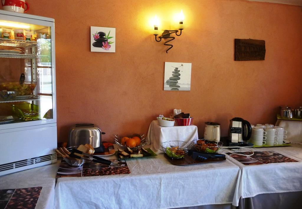 Hotel Restaurant Le Colombier Remoulins Buitenkant foto